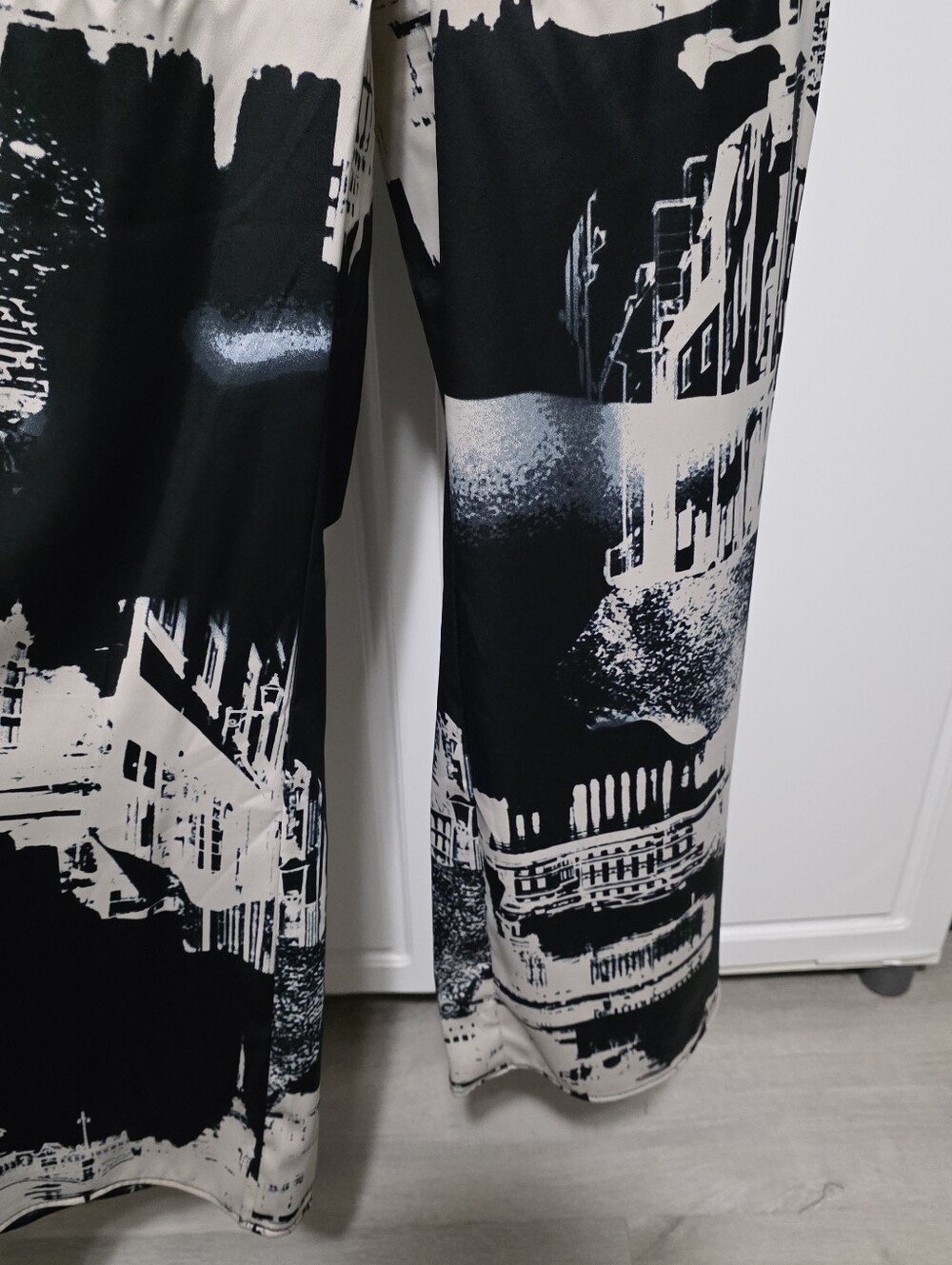 H&M Womens Black Ivory Abstract City Scape Print Flowy High Waist Wide Leg Pants - Picture 5 of 16